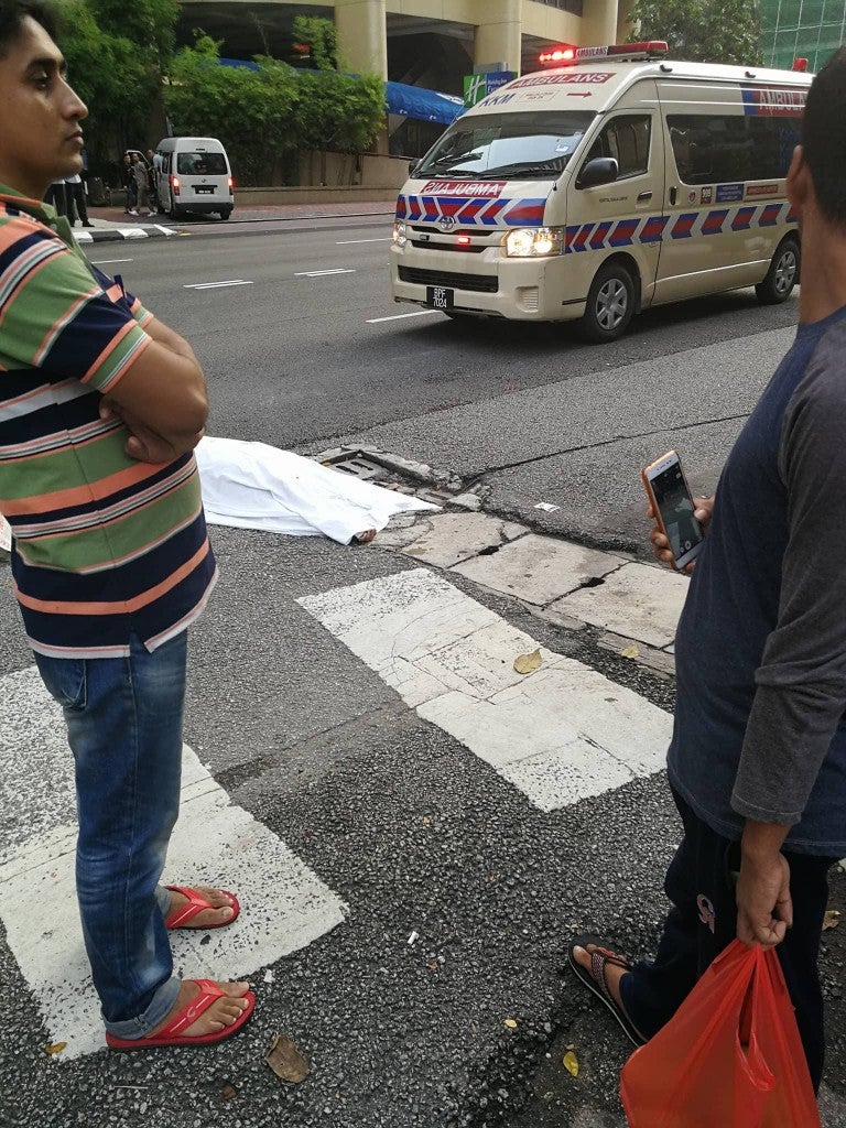 Malaysians Stood Around and Did Nothing While Man Hit by Car Slowly Died - WORLD OF BUZZ