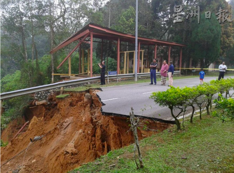 Massive Landslide Just Happened At An Institute En-Route To Genting Highlands This Morning - World Of Buzz 2