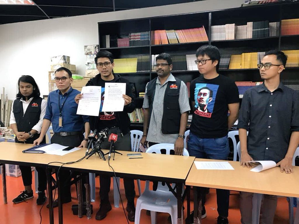 M'sian Arrested and Twitter Account Confiscated by MCMC for Criticising PM Najib and Umno - WORLD OF BUZZ