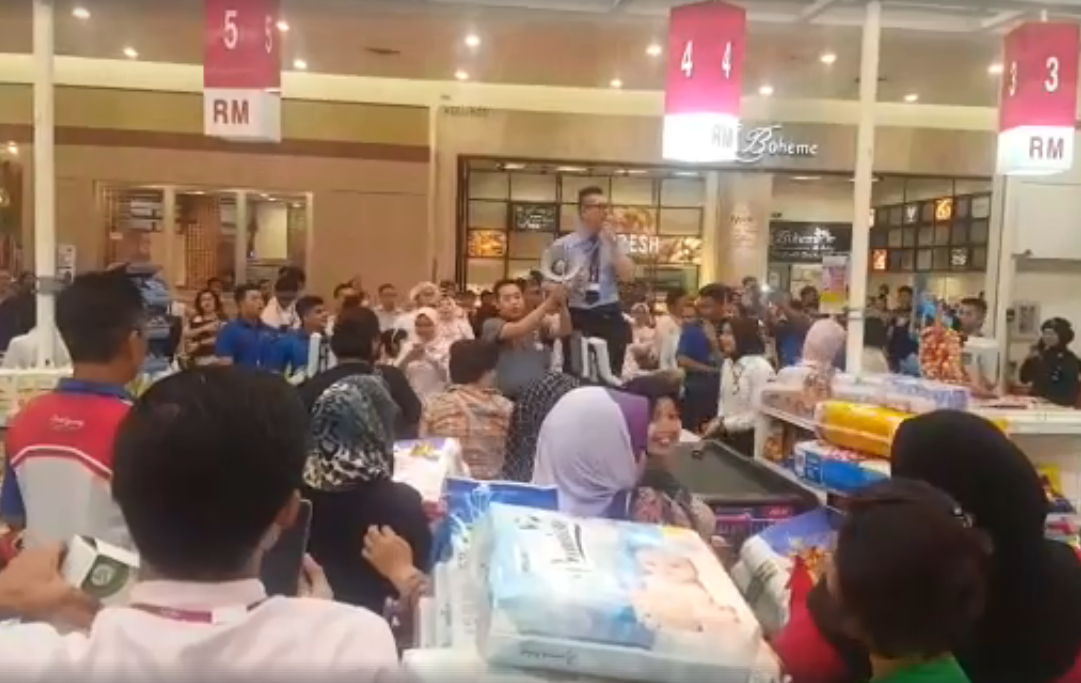 TMJ Just Spent Over RM1 Million to Pay for All Shoppers' Groceries in Aeon Tebrau - WORLD OF BUZZ 1