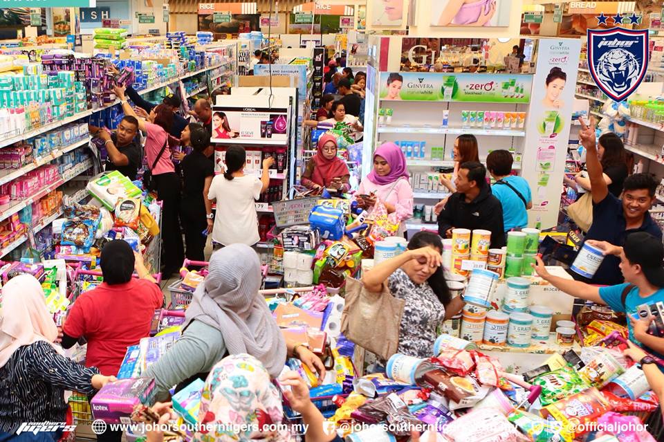 Tmj Just Spent Over Rm1 Million To Pay For All Shoppers' Groceries In Aeon Tebrau - World Of Buzz 5