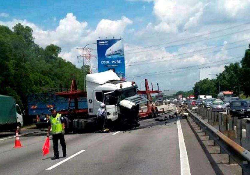 Viral Video Shows Trailer Ramming Divider At ELITE Expressway, Causes Massive Traffic Jam - WORLD OF BUZZ