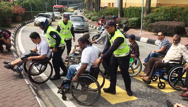 Wheelchair-Bound M'sian Points Out Inaccessible Public Transport Services in Heartbreaking Article - WORLD OF BUZZ 2