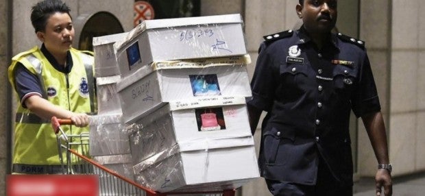 1526618111 malaysia police seize cash and luxury goods in najib linked raids 1 e1527044060570