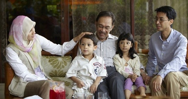 Anwar Buys Ice Cream For All Nine Grandchildren After Release, Says It'S His Promise To Them - World Of Buzz