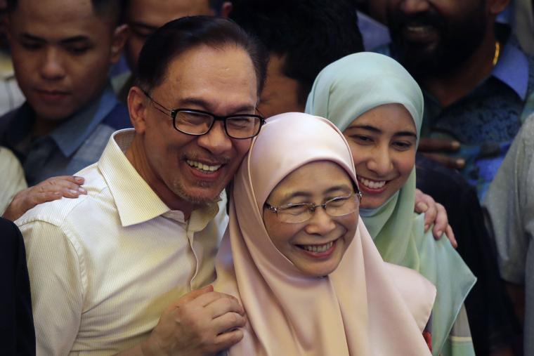8 Diabetes-Causing Moments that Prove Anwar & Wan Azizah Are Ultimate #RelationshipGoals - WORLD OF BUZZ 2