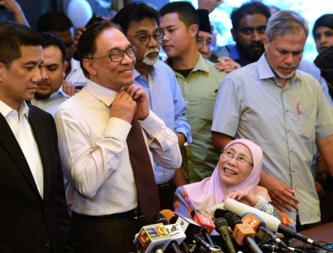 8 Diabetes-Causing Moments that Prove Anwar & Wan Azizah Are Ultimate #RelationshipGoals - WORLD OF BUZZ 3