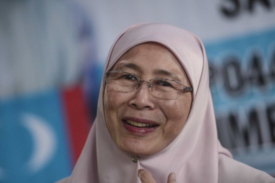 Anwar: &Quot;Wan Azizah Declined Agong's Offer To Become Pm&Quot; - World Of Buzz 2