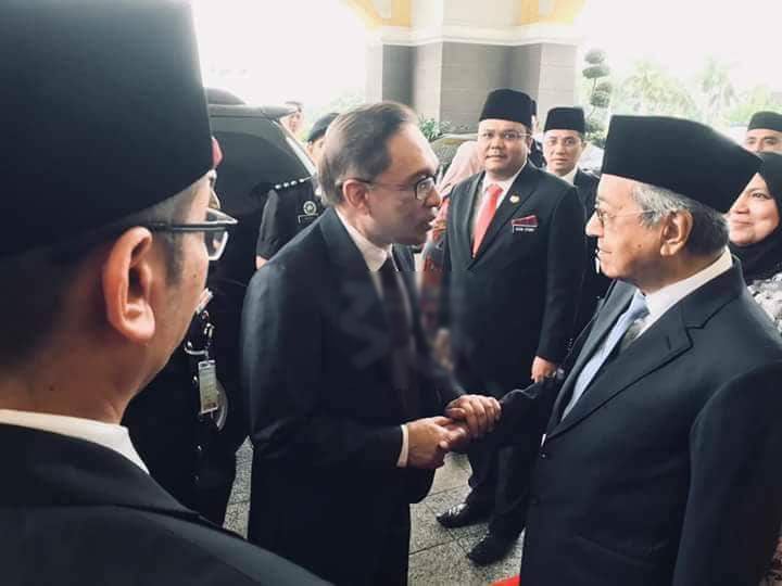 Anwar: "Wan Azizah Declined Agong's Offer to Become PM" - WORLD OF BUZZ