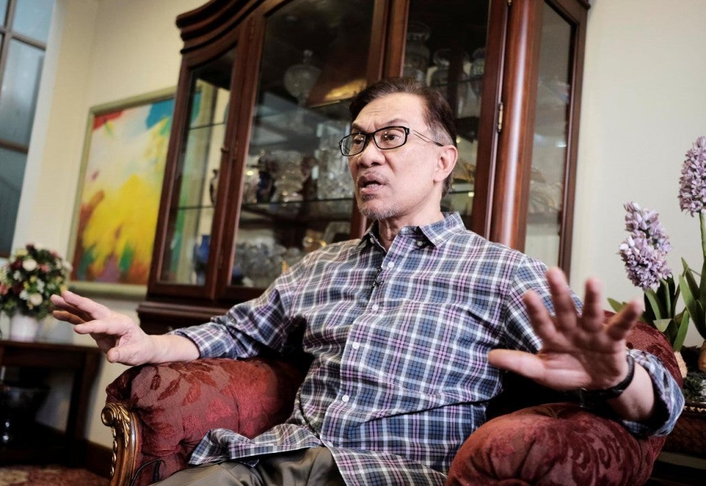 Anwar's Advice to Najib : Find a Good Defence Lawyer - WORLD OF BUZZ 1