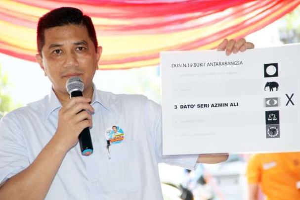 Azmin Ali Jokingly Wants To Wait At Klia On May 9 To Stop Two People From Escaping - World Of Buzz 1