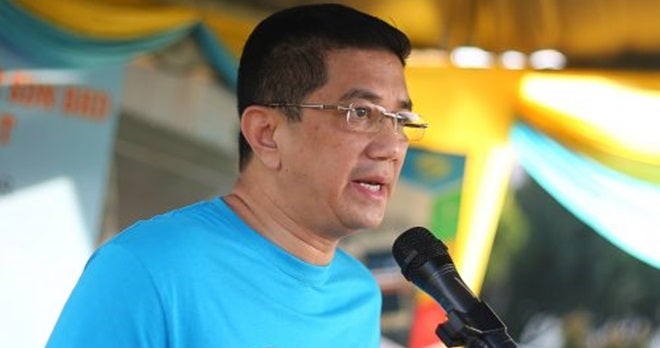 Azmin Ali Jokingly Wants To Wait At Klia On May 9 To Stop Two People From Escaping - World Of Buzz