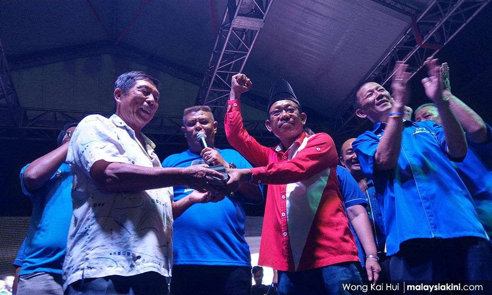 Bn Gifts Sekinchan Man With Rm25,000 While Campaigning For Ge14 In Roadshow Concert - World Of Buzz 2