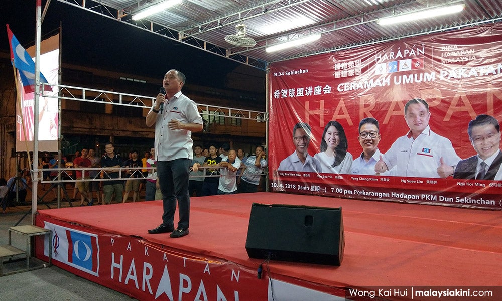 Bn Gifts Sekinchan Man With Rm25,000 While Campaigning For Ge14 In Roadshow Concert - World Of Buzz