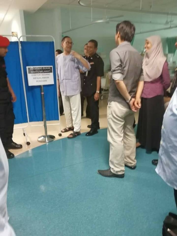 BREAKING: Anwar Ibrahim Is Officially A Free Man! - WORLD OF BUZZ 1