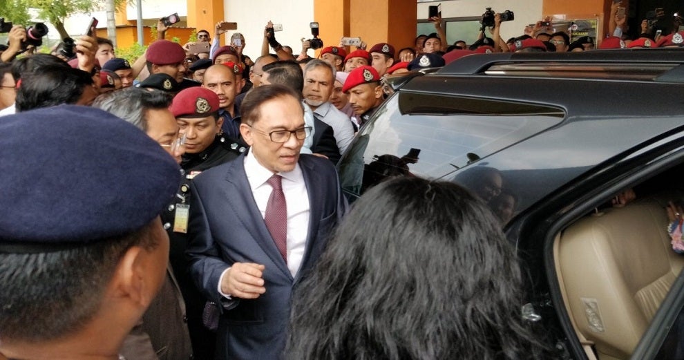 BREAKING: Anwar Ibrahim Is Officially A Free Man! - WORLD OF BUZZ 4