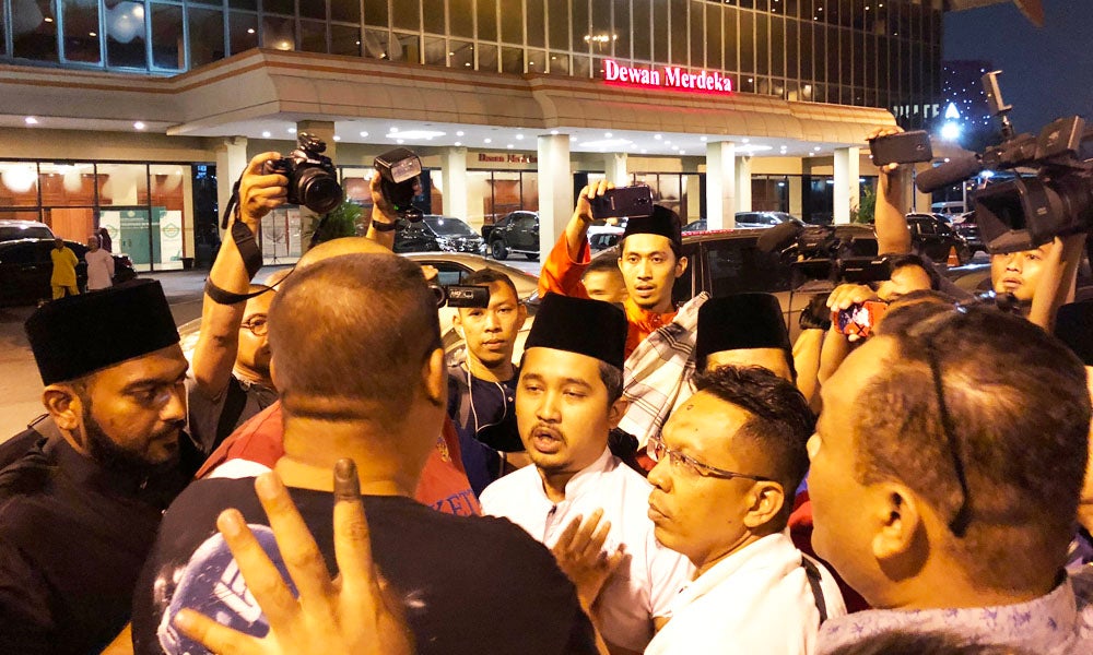 Dissatisfied Members Start A Scuffle at Umno's 72nd Anniversary Calling for Reforms - WORLD OF BUZZ 1