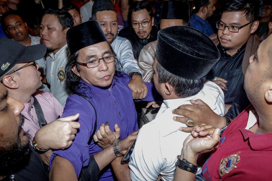 Dissatisfied Members Start A Scuffle at Umno's 72nd Anniversary Calling for Reforms - WORLD OF BUZZ