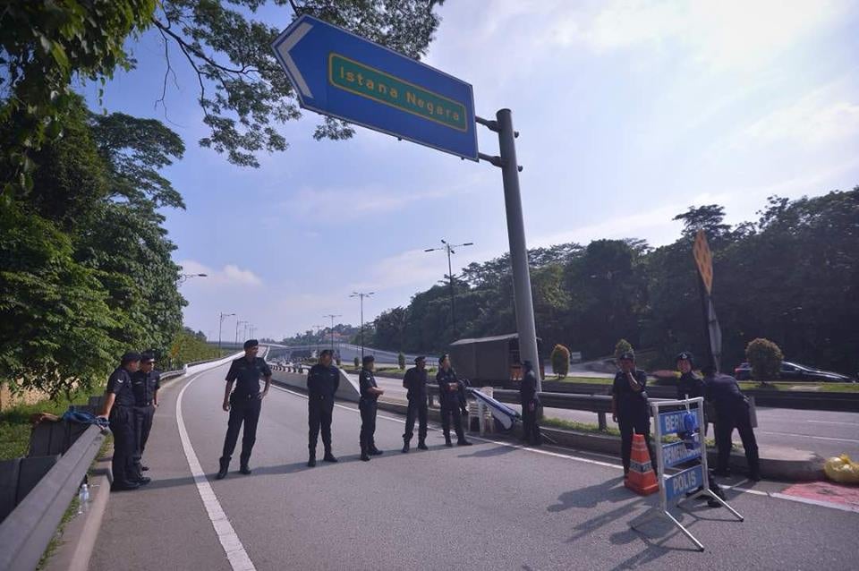 Dr. M's 'Angkat Sumpah' To Become Next Pm Gets Cancelled, Police Blocks Road To Palace - World Of Buzz 1