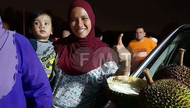 Durian Orchard Owner Gives Away Nearly 1K Durians To Celebrate Pakatan Harapan’s Win - World Of Buzz 2