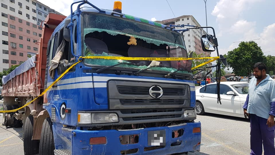 Errant Lorry Driver Refuses to Stop for Police, Crashes Through 15 Cars in USJ - WORLD OF BUZZ 1