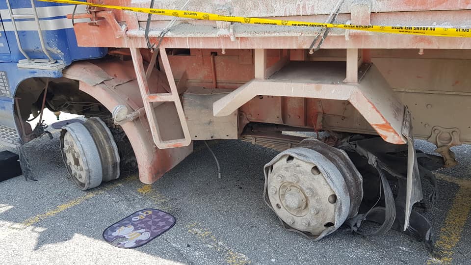 Errant Lorry Driver Refuses to Stop for Police, Crashes Through 15 Cars in USJ - WORLD OF BUZZ 3