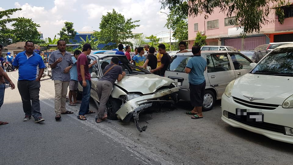 Errant Lorry Driver Refuses to Stop for Police, Crashes Through 15 Cars in USJ - WORLD OF BUZZ 4