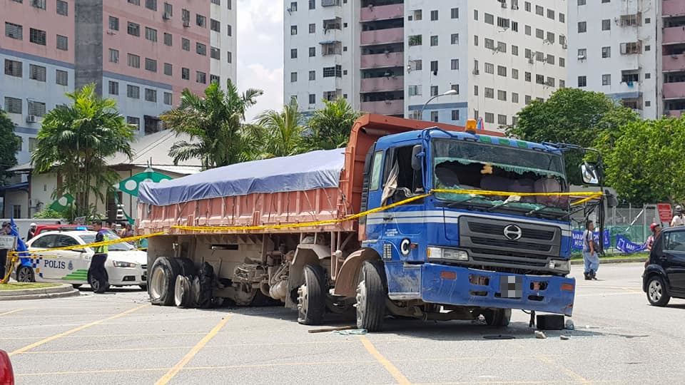 Errant Lorry Driver Refuses to Stop for Police, Crashes Through 15 Cars in USJ - WORLD OF BUZZ
