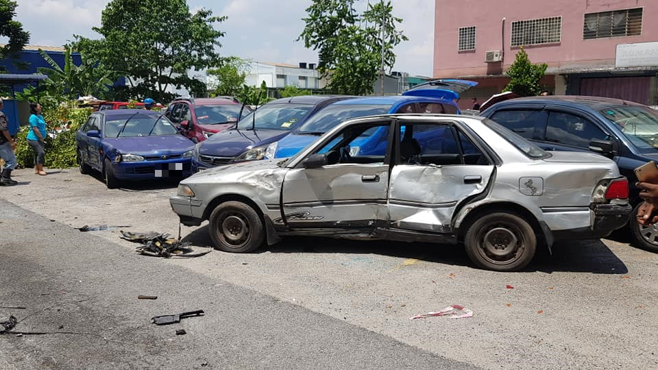 Errant Lorry Driver Refuses to Stop for Police, Plows Through 15 Cars in USJ - WORLD OF BUZZ