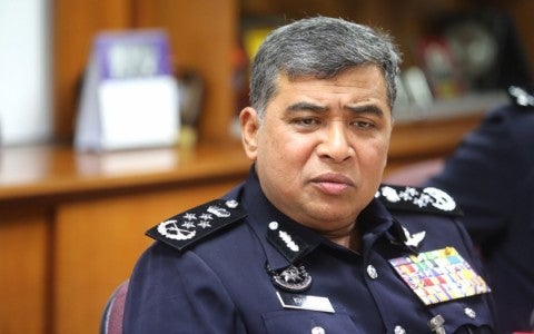 Ex-IGP, Ex-MACC Boss, Attorney-General, Treasury Sec-Gen All Barred from Leaving M'sia - WORLD OF BUZZ 1