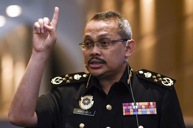 Ex-IGP, Ex-MACC Boss, Attorney-General, Treasury Sec-Gen All Barred from Leaving M'sia - WORLD OF BUZZ 4