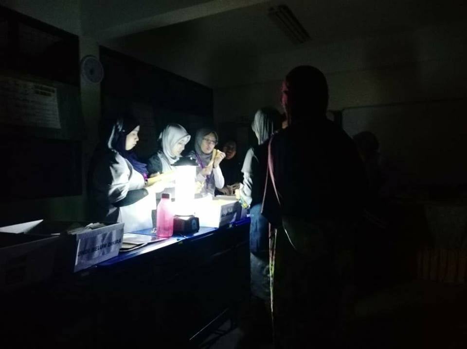GE14: Power Outage During Vote Counting Process in Bukit Melawati - WORLD OF BUZZ 1