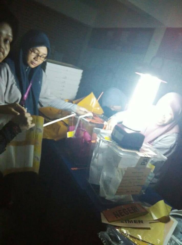 GE14: Power Outage During Vote Counting Process in Bukit Melawati - WORLD OF BUZZ 2