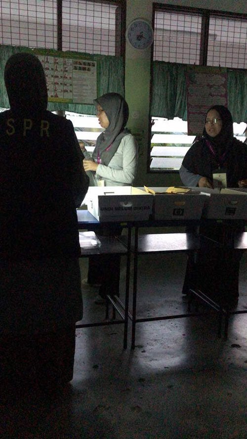 GE14: Power Outage During Vote Counting Process in Bukit Melawati - WORLD OF BUZZ