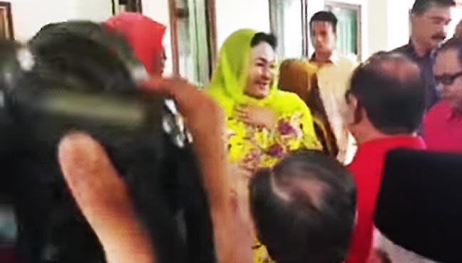 In Spite of Raids, Rosmah Stays Relaxed and Hopes for Normal Life to Resume - WORLD OF BUZZ