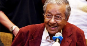 It's Official! Dr Mahathir is Now Malaysia's 7th PM - WORLD OF BUZZ 1