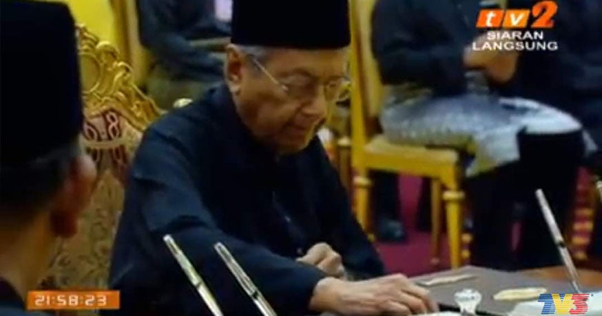 It's Official! Dr Mahathir Is Now Malaysia's 7Th Pm - World Of Buzz 2