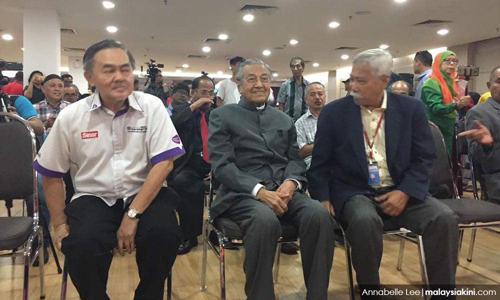 Lecturer Who "Wet Himself" During Mahathir Forum Resigns from Uni - WORLD OF BUZZ 1