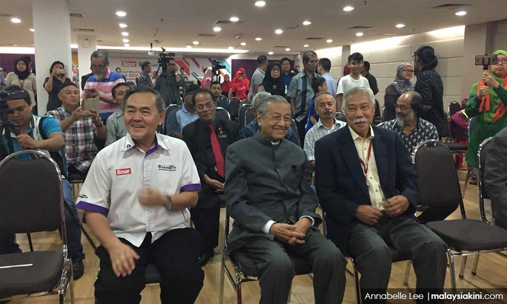 Lecturer Who "Wet Himself" During Mahathir Forum Resigns from Uni - WORLD OF BUZZ