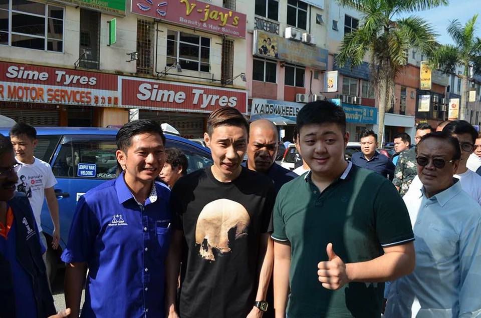 Lee Chong Wei Makes Surprise Visit To Support Close Friend Contesting For Bn In Selayang - World Of Buzz
