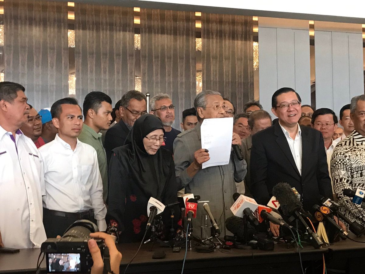 Mahathir: I Have Majority Support from MPs to be Next PM - WORLD OF BUZZ 3