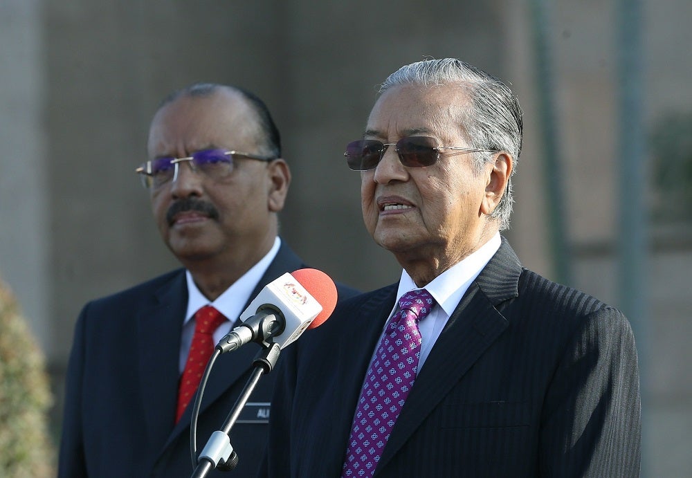 Mahathir: Meaningless for M'sians to Have High Income with No Purchasing Power - WORLD OF BUZZ