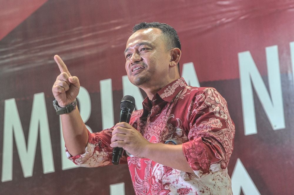 Maszlee: M'sian Education to Focus on English and Creating Holistic Students - WORLD OF BUZZ 2