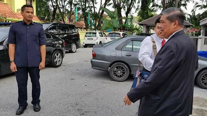 Mat Sabu Praised By Netizens For Staying Humble After Photos Of Him Leaving For Work Go Viral - WORLD OF BUZZ 3