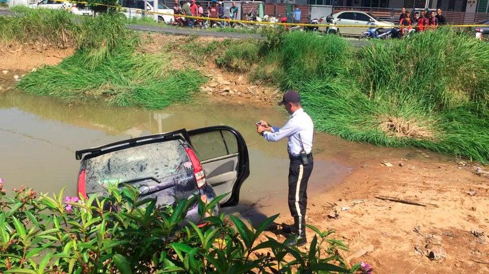 M'sian Shockingly Finds Submerged Perodua Myvi and Dead Body While Fishing - WORLD OF BUZZ 1