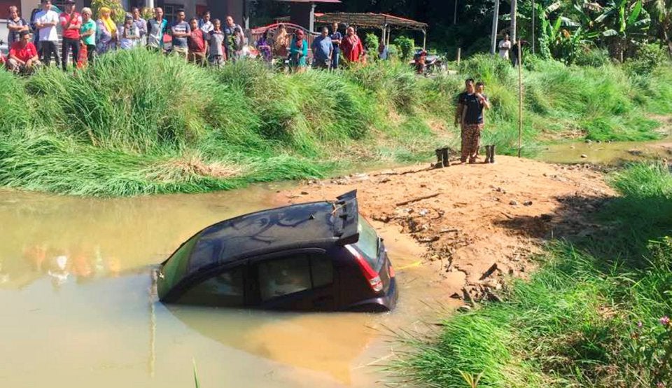 M'sian Shockingly Finds Submerged Perodua Myvi and Dead Body While Fishing - WORLD OF BUZZ