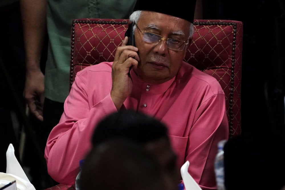 Najib Actually Called Anwar Twice the Night He Lost the GE, Says He's Shattered - WORLD OF BUZZ 2