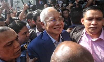 Najib Is All Smiles After Arriving At Macc'S Headquarters To Give His Statement - World Of Buzz 2