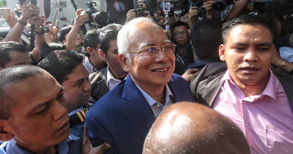 Najib Is All Smiles After Arriving at MACC's Headquarters to Give His Statement - WORLD OF BUZZ 2