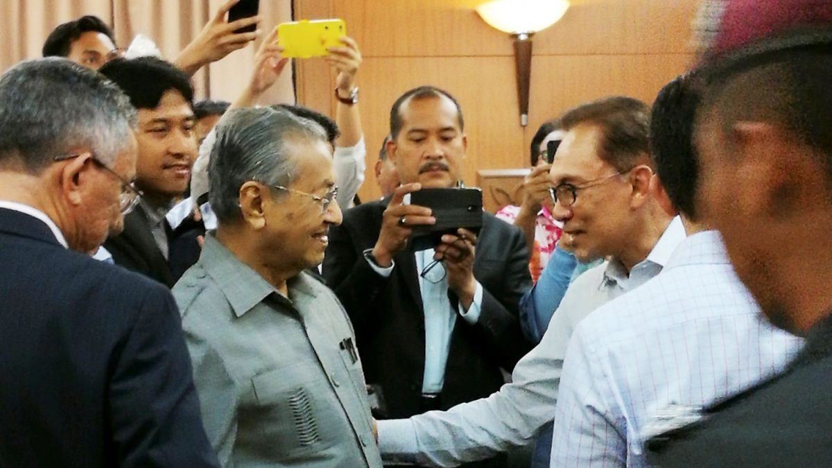 "Najib Is Being Treated Way Better Than Me," Says Anwar - WORLD OF BUZZ 2